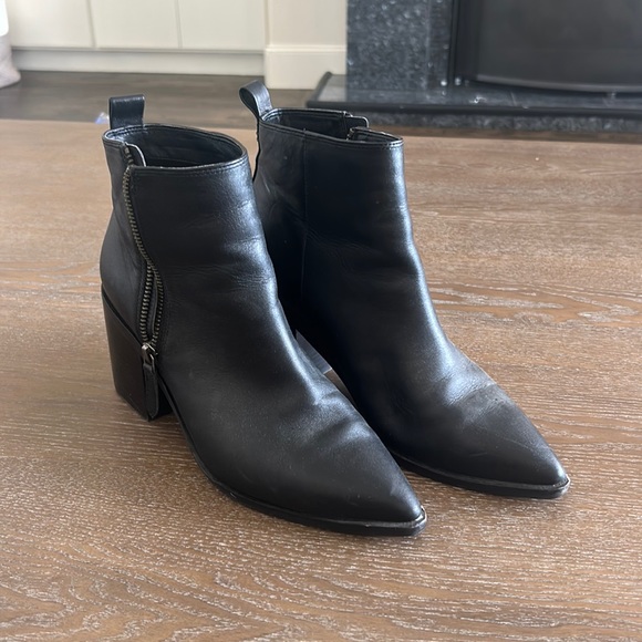 Black leather boots - Picture 1 of 3